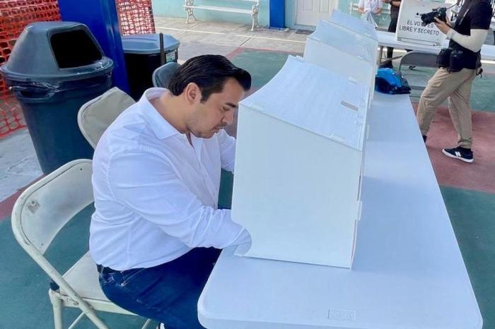 Acude Jesús Nava a ejercer su voto en elecci