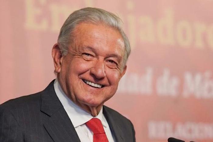 AMLO reaparece tras nueve meses y celebra his