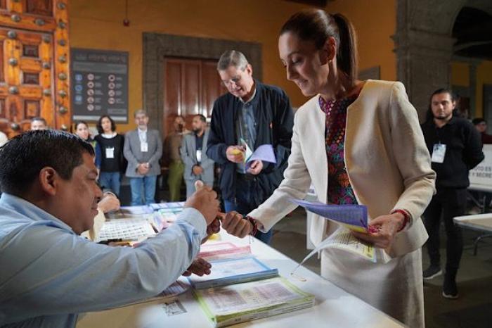 Claudia Sheinbaum vota en históricas eleccio