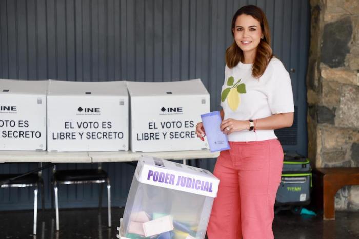 Lorena de la Garza acude a votar en la elecci