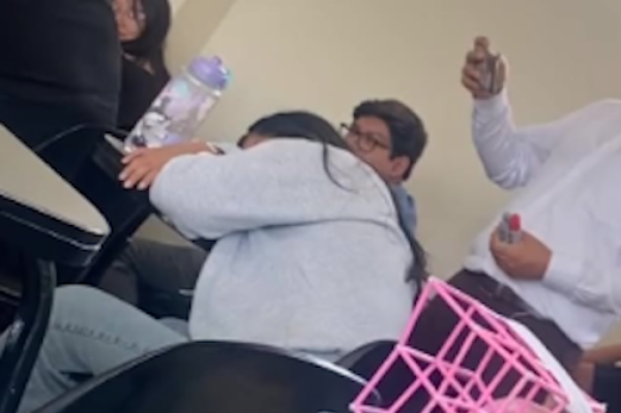 Profesor sorprende a alumna 