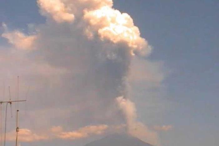 El Etna entra en erupción y lanza nube de ce