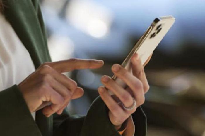 Nueva York prohibirá celulares y relojes int
