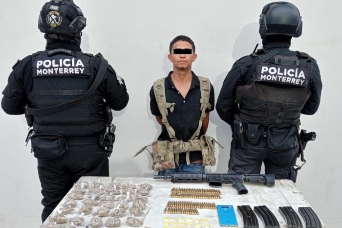 Lo detienen por atacar a policías, portaba a