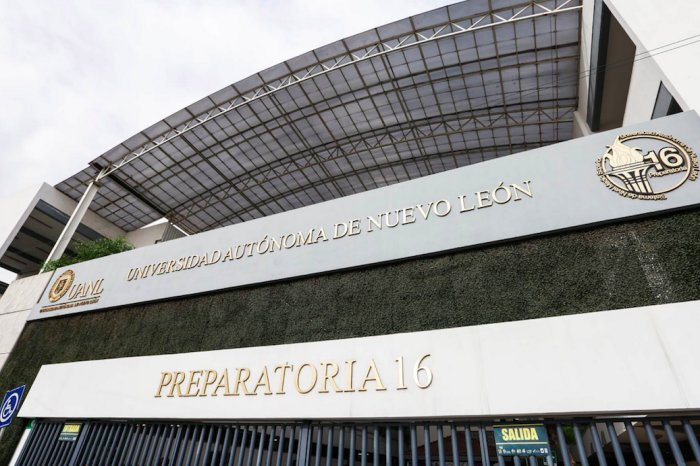 Miles de jóvenes buscan un lugar en preparatorias de la UANL