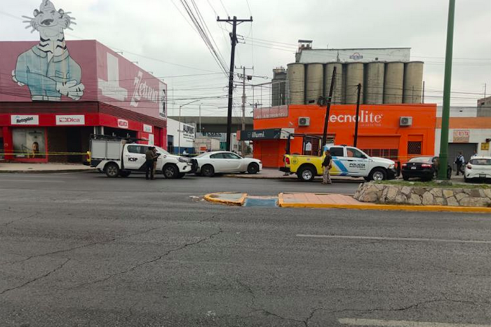 Encuentran a hombre muerto dentro de una camioneta