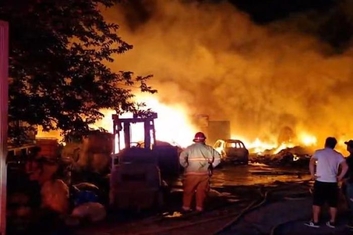 Incendio consume empresa constructora y terreno baldío en Guadalupe