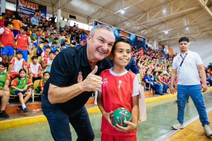 Entrega Guadalupe uniformes para finales de M