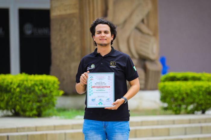 Reconocen a estudiante con galardón nacional al mérito estudiantil