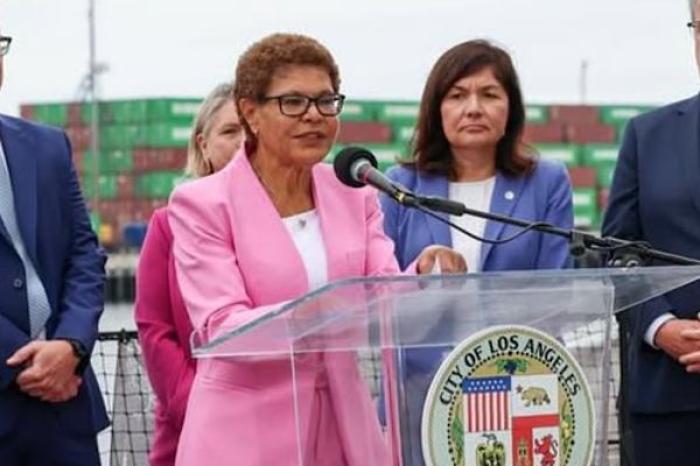 Karen Bass declara toque de queda en Los Áng