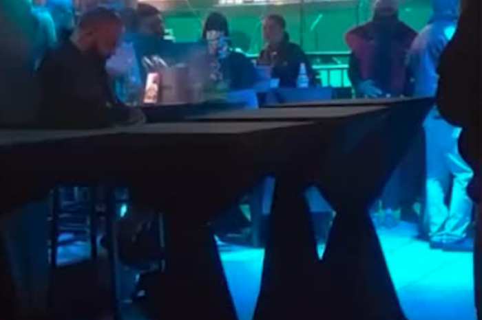 Captan a hombre en videollamada oculta mientras toma con amigos