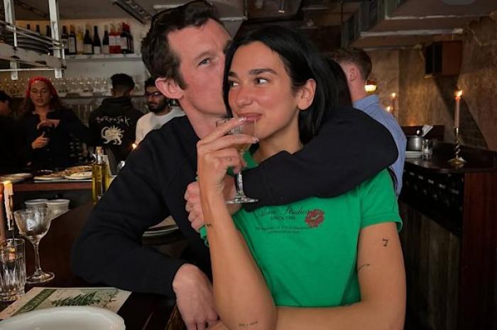 Dua Lipa se compromete con Callum Turner 