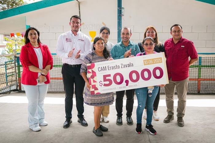 Funcionarios sancatarinenses hacen donativo a