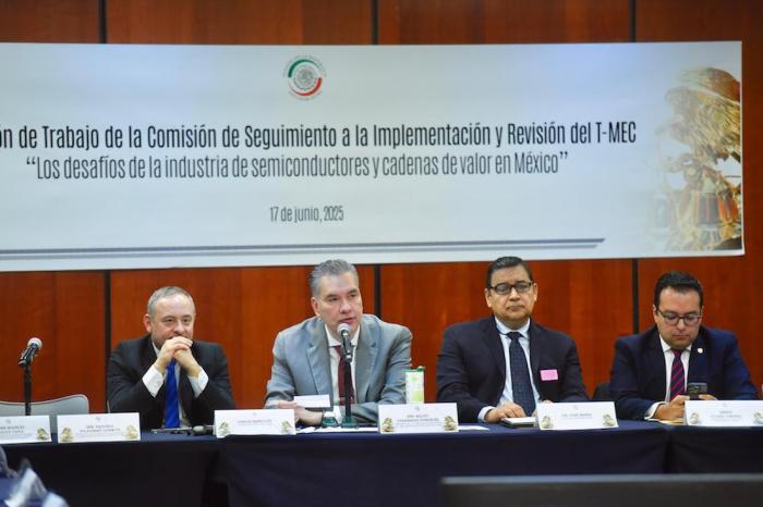 Preside Waldo Fernández diálogo sobre la in