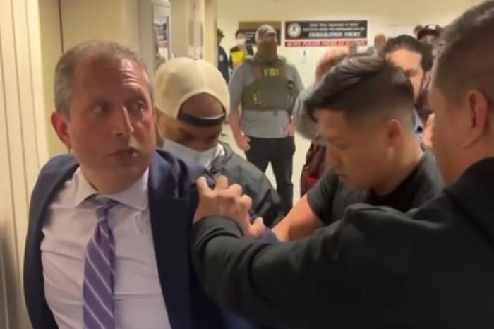  Arrestan a Brad Lander en tribunal de inmigración de Nueva York