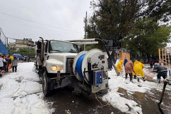 Lluvias provocan desbordamiento de presa y calles cubiertas de espuma en Naucalpan