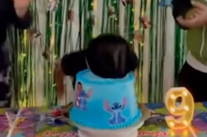 Niña se lanza sola al pastel en su cumpleaños y se vuelve viral