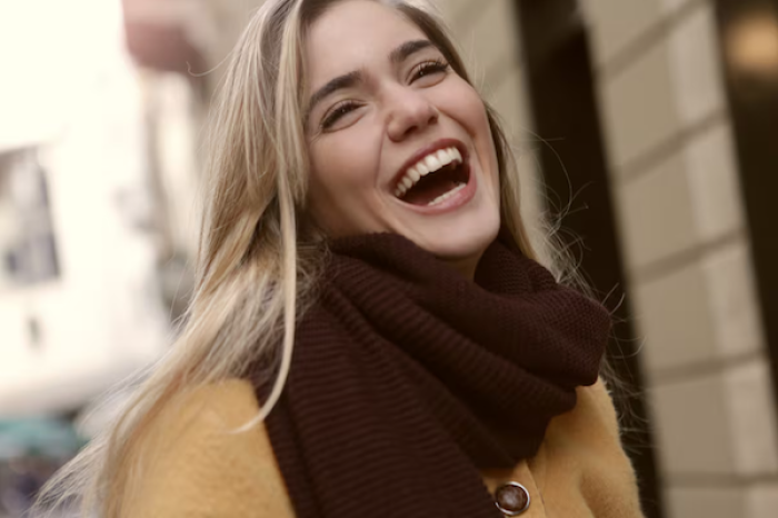 ¿Cuál es la explicación científica de la risa y cuáles son sus efectos terapéuticos?