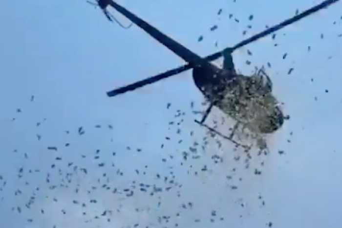 Cumplen el último deseo de empresario en Detroit y lanzan dinero desde un helicóptero