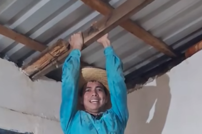 Joven se cuelga del tejabán para evitar que el viento se lo lleve  