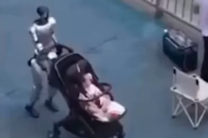 Hombre pesca mientras robot pasea a su hija y causa debate en redes