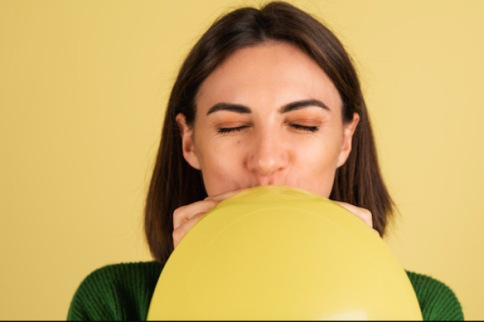 La ciencia detrás de cómo el helio altera tu voz y los riesgos que implica inhalarlo