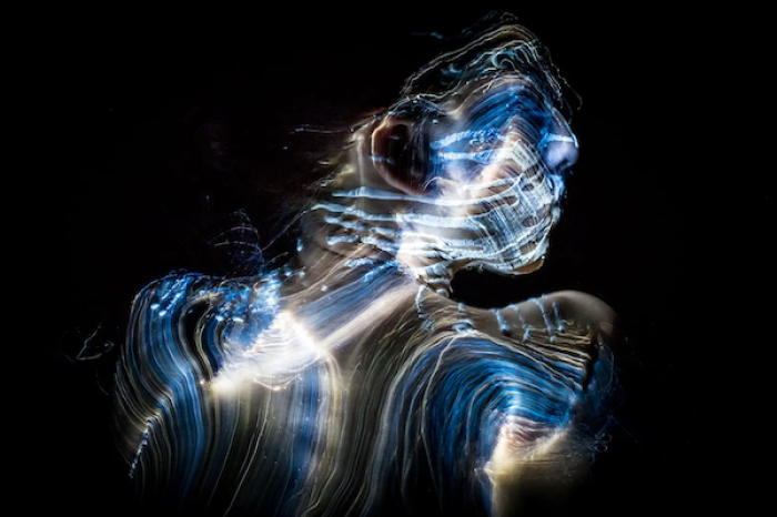 El cuerpo humano emite luz: la bioluminiscencia invisible que nos rodea