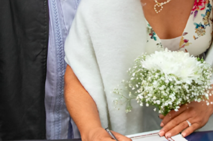 Amor bajo el agua: Pareja se casa en iglesia inundada en Filipinas durante el tifón Wipha