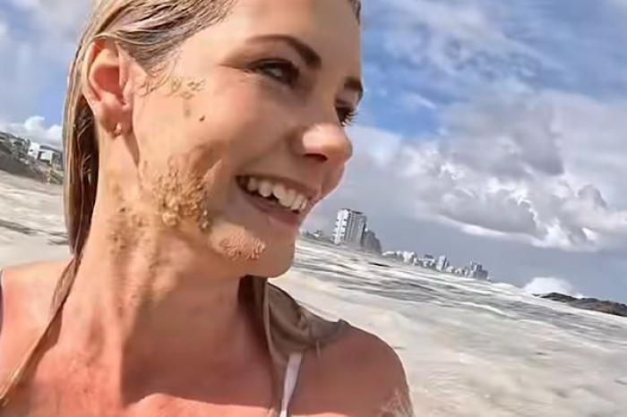 Influencer se baña en aguas residuales pensando que era espuma de mar