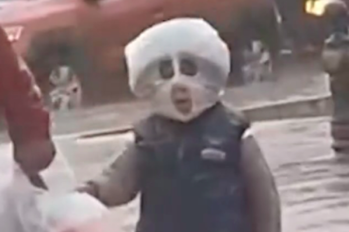 Niño con “disfraz” de bolsa de basura causa furor en redes sociales
