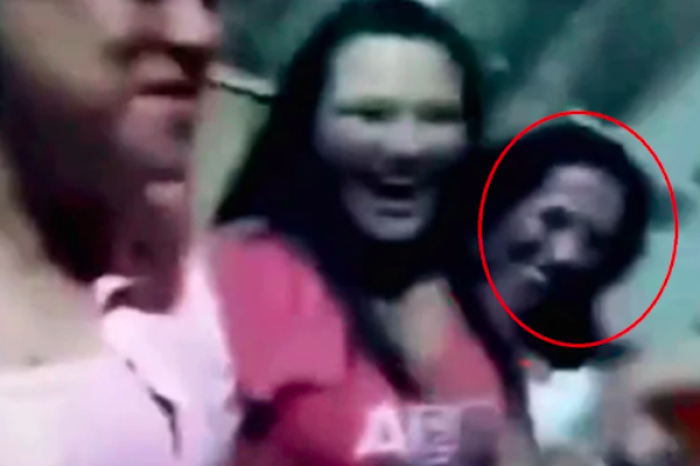 Captan aterrador “rostro fantasma” en video de amigas en juego mecánico