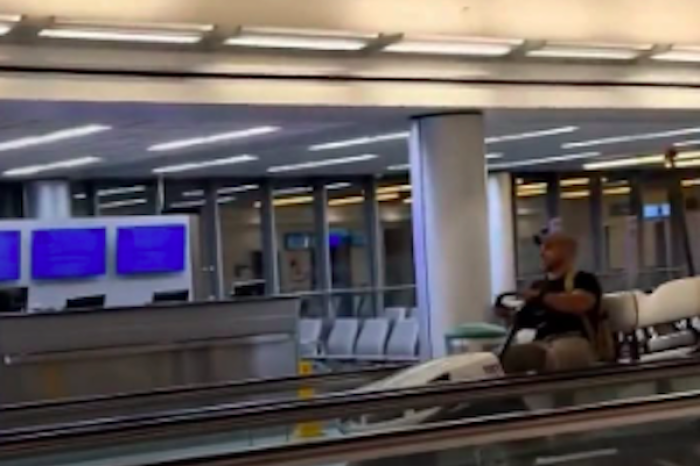 Hombre ebrio roba carrito de golf en aeropuerto de Nueva York y desata caos viral