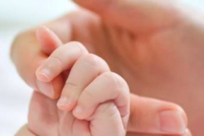 Nace en EU el “bebé más viejo del mundo” a partir de un embrión congelado por más de 30 años