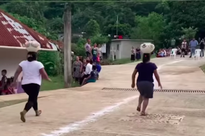 Carreras con ollas de barro en la cabeza conquistan las redes