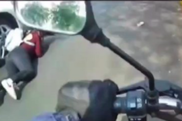 Joven tropieza al cruzar avenida y su reacción se vuelve viral