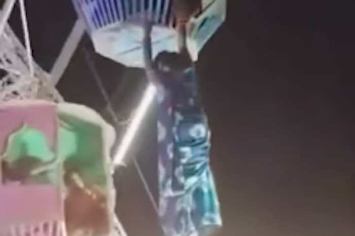  Mujer queda colgada en rueda de la fortuna en India