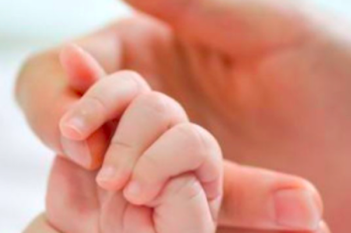 Bebé recibe el nombre de “Chat Yipiti” en honor a la inteligencia artificial