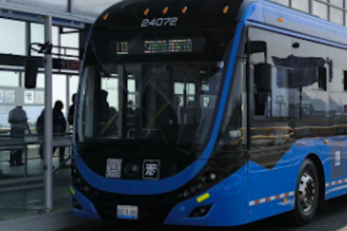 Pasajero compra dos boletos en el Trolebús de CDMX: uno para él y otro para su mochila