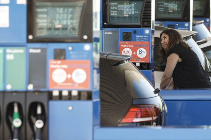 Hombre olvida a su mujer en gasolinera y se da cuenta 300 kilómetros después