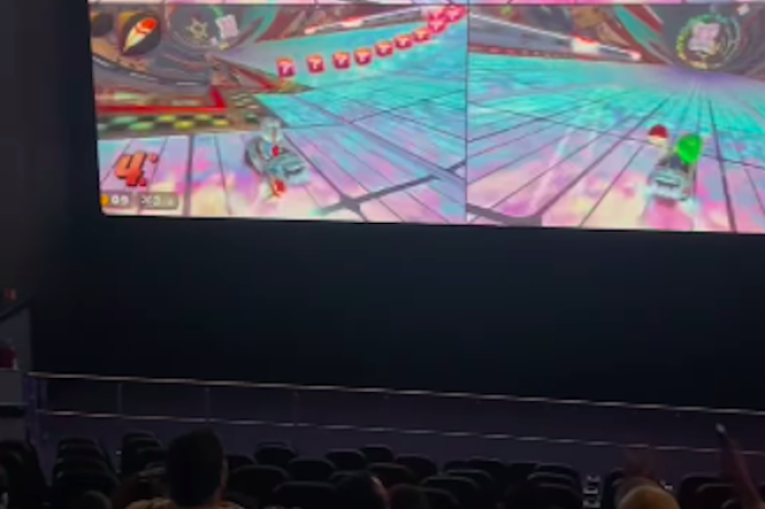 Jóvenes disfrutan de una experiencia única al jugar Mario Bros en una sala de cine