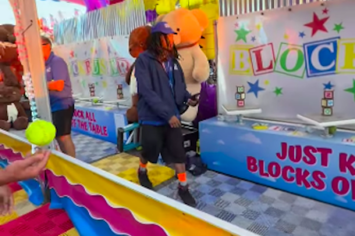 Accidente inesperado en feria se vuelve viral por toque de humor