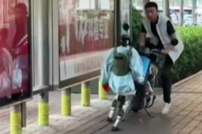 Robot intenta “asaltar” a hombre en motoneta y se vuelve viral en redes