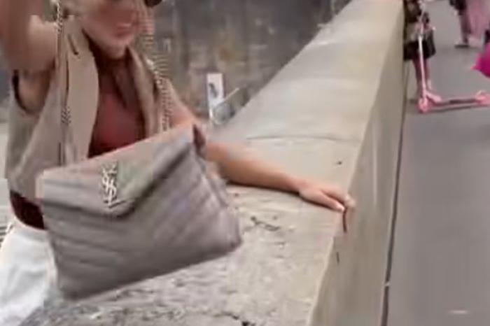 Joven salta al Río Sena para rescatar su bolso de lujo
