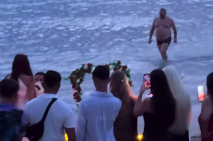 Una boda de ensueño frente al mar termina en carcajadas por inesperado intruso