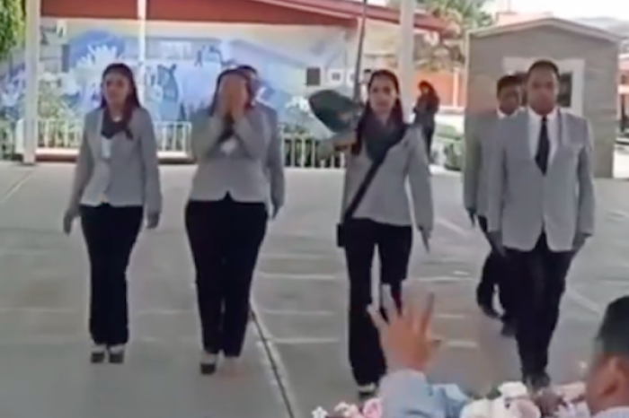 Zapato volador interrumpe escolta escolar y se vuelve viral en redes sociales