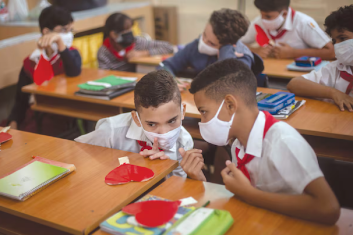 Cómo manejar a un niño que se distrae y habla mucho en clase, según especialistas