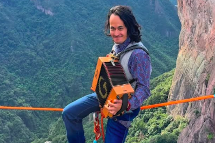 Joven músico toca el acordeón suspendido a más de 100 metros de altura y se vuelve viral