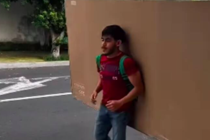 Joven se vuelve viral por asistir a clases con una caja de pantalla plana como mochila