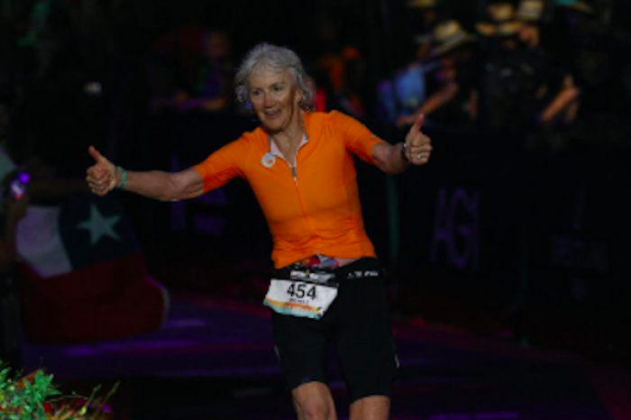 Natalie Grabow, a los 80 años, se convierte en la mujer de mayor edad en completar un Ironman