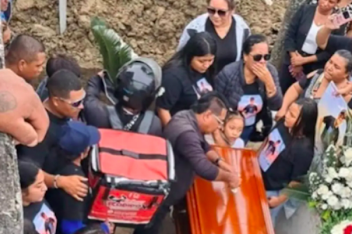 Caída de repartidor de flores durante un funeral en Ecuador se vuelve viral